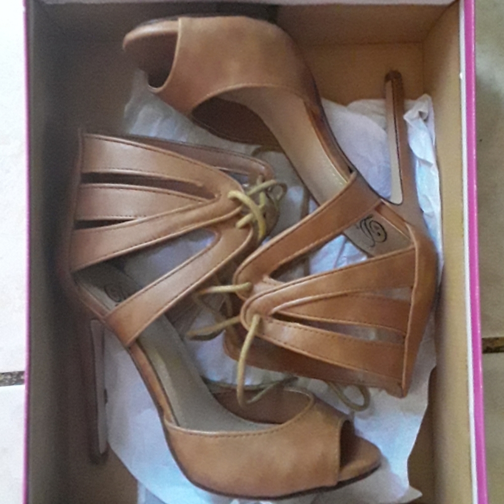 Heels - Picture 3 of 8